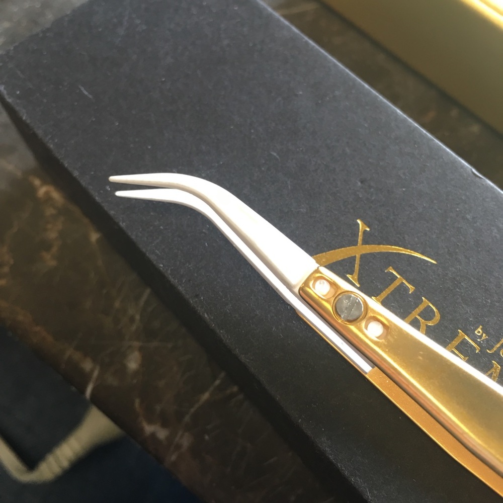 Xtreme Lashes ProComfort® Ceramic Angled Tweezer